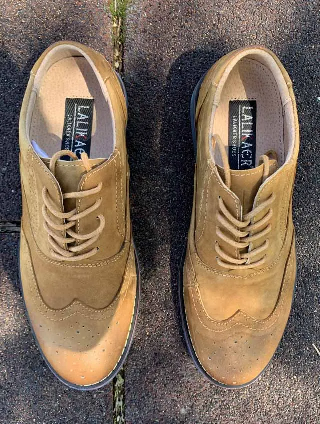 Zapatos marrón estilo serraje con suela azul