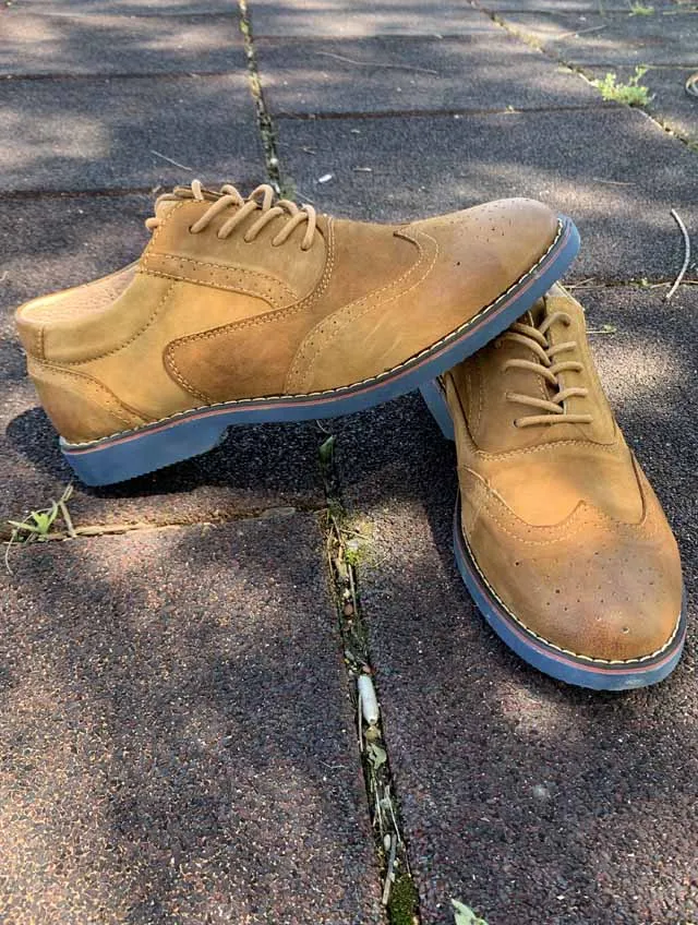 Zapatos marrón estilo serraje con suela azul