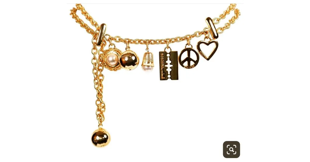 ¡¡raro!! 1990Cinturón con dije dorado de Moschino 